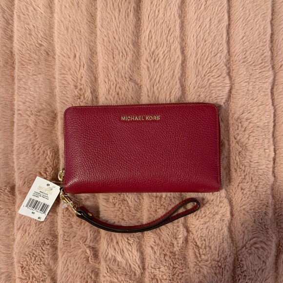 Michael Kors Accessories - Michael Kors Jet Set large flat multifunction phone case, NWT